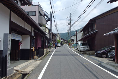 京都市街東部・山科の北方「四ノ宮」の西から始まる、旧東海道の逢坂峠への登坂