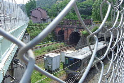 明治期の旧東海道線隧道跡から更に旧東海道を下り遭遇した、現役の東海道本線である大正期の煉瓦隧道と昭和期のコンクリートトンネル