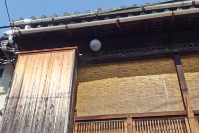 滋賀県南部・大津旧市街に残る旧遊郭街の妓楼建築の古い軒下照明
