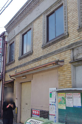 滋賀県南部・大津旧市街にある旧大津遊郭内の古い洋風建築（看板建築）