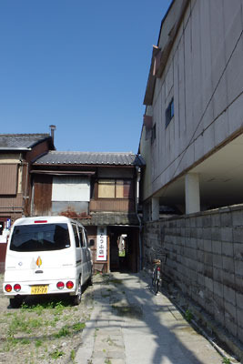 滋賀県南部・大津旧市街の旧大津遊郭外れにある、人家の中を通り抜けられる路地