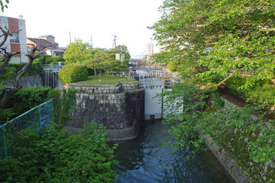 滋賀県南部・大津旧市街西郊にある、明治23（1890）年完成の最初の琵琶湖疏水「第一疏水」の水門（左）と閘門（右）
