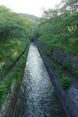 京都との境「長等山」に吸い込まれる様に流れゆく、滋賀県南部・大津旧市街西郊にある琵琶湖第一疏水の湖水