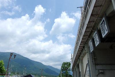 滋賀県西部・JR湖西線「蓬莱駅」の高架駅舎と、琵琶湖西岸後背に連なる比良山脈
