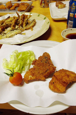 滋賀県の友人宅で調理された、今日の投網漁獲によるバスフライ（手前）と稚鮎（小鮎。奥）の天麩羅