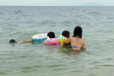 滋賀県琵琶湖西岸の砂浜湖岸で湖水に親しむ、湖会後続参加の子供組