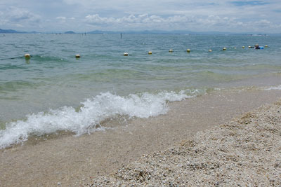 時折高い波が寄せてくる、滋賀県琵琶湖西岸・近江舞子「中浜水泳場（雄松崎）」の砂浜湖岸