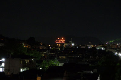 京都市街東部の神楽岡付近から見た、五山送り火「妙法」の「法」字
