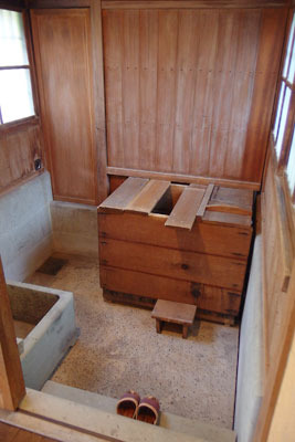 湯船と水桶がある過渡期的設えの、福井県東部・旧大野城下の公開武家屋敷「内山家」の浴室