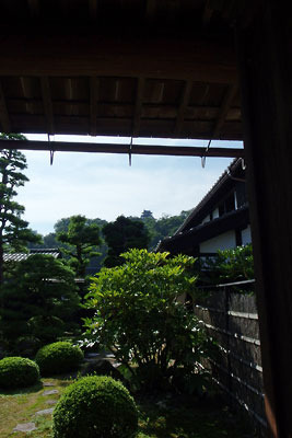 福井県東部・旧大野城下の公開武家屋敷「内山家」の離れ西縁から見えた、大野城城山と天守閣