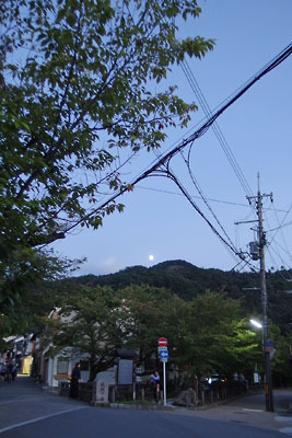 夕方、京都市街東部・銀閣寺橋から見た、大文字山頂から昇る秋の月