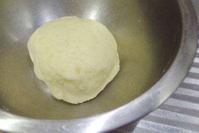 男爵芋を加熱してボール内で潰し、バターと片栗粉（馬鈴薯澱粉）を加えてまとめた、北海道名物「いももち（芋餅）」の生地