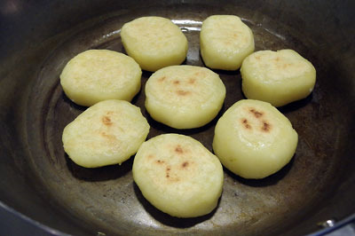 フライパンに肥後細川家の家紋の様に並べられて焼かれる、北海道名物「いももち（芋餅）」