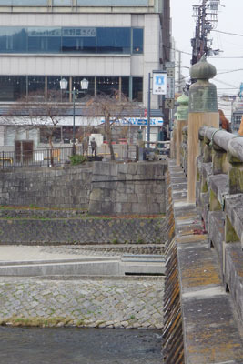 京都市街東部の賀茂川（鴨川）にかかる三条大橋と袂の古い石垣
