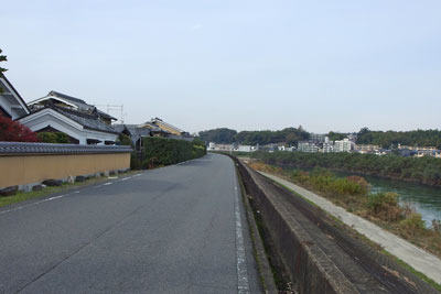 京都市街南部・宇治川沿いにある旧下島集落（現向島東泉寺町）前の太閤堤跡と宇治川