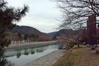 京都府宇治の「塔の島」と宇治川派流に、背後の山地に見える宇治川峡谷出口