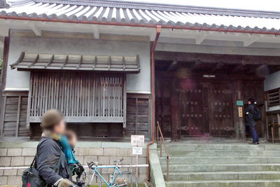 京都市街南郊の旧巨椋池・大池堤上の東一口（ひがしいもあらい）集落中心にある旧山田家住宅の豪壮な長屋門