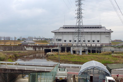 京都市街南郊にある巨椋池排水機場と前川