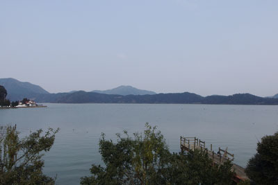 福井県若狭地方・三方五湖の三方湖南岸から見た湖と対岸の半島「長尾島」