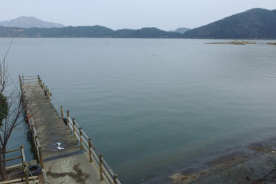 福井県若狭地方・三方五湖の三方湖と対岸の長尾島の付け根部分