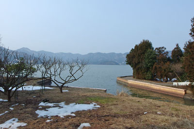 三方湖と長尾島の付け根水路の南口