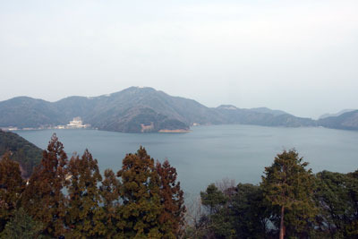 福井県若狭地方・三方五湖の長尾島西部稜線から見えた水月湖と梅丈岳