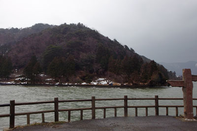福井県若狭地方・三方五湖の三方湖・水月湖間の瀬戸と対岸の長尾島