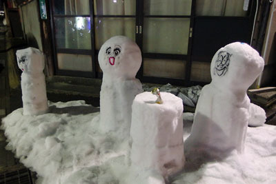 左義長祭のどんど焼きの晩に福井県勝山の街角でみた雪人形