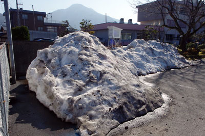 福井平野南部・王子保小学校前に残る豪雪の名残り雪