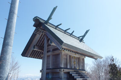 越前日野山山頂にある日野神社奥宮の社殿