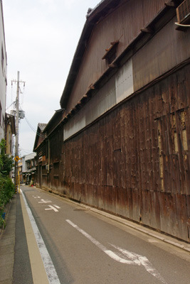 路地沿いに奥へとのびる、京都・五条坂北側陶磁街の現役大店