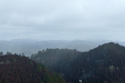 雲取山北峰から見えた、冠雪した比良山脈の武奈ヶ岳や蓬莱山