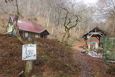 京都・雲取山二ノ谷にある、立命館大学ワンダーフォーゲル部の山小屋と付属施設