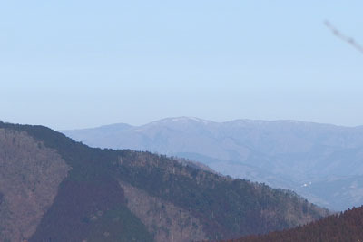 皆子山山上から見えた、唯一冠雪する三重嶽