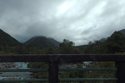 早月川の伊折橋から見た、厚い雲で隠された剱岳