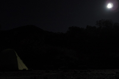 月に照らされる剱岳早月小屋野営地と一張りの天幕