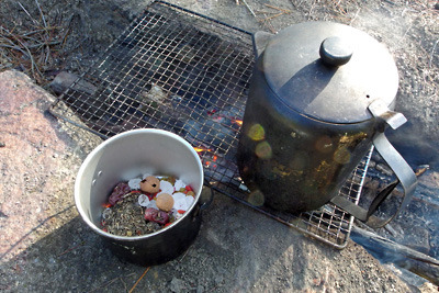 焚火で沸かしたお湯を注ぐ前の三泡台（八宝茶）