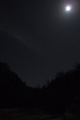 野営地の夜空に現れた大きく明るい満月