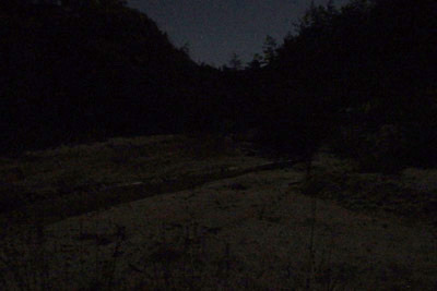 月光に照らされる湖南アルプスの山間