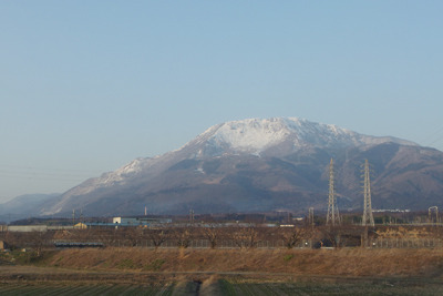JR東海道線車内からみた夕陽を浴びる冠雪する伊吹山