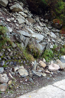 新穂高温泉左俣林道に残る2021年9月19日地震に因るものとみられる土砂崩れ跡