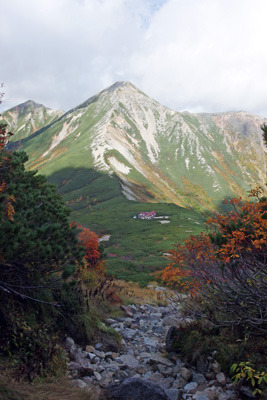 奥黒部の秀峰・鷲羽岳とその稜線麓に建つ三俣山荘