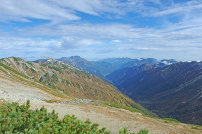 水晶岳の稜線右（北）に見える黒部湖に続く峡谷（東沢谷）や立山