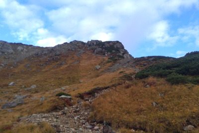 秋の朝、三俣峠から見上げた三俣蓮華岳山頂