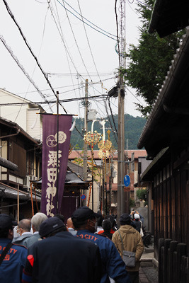 並河靖之七宝記念館の前を通過する粟田神社の剣鉾祭礼の列