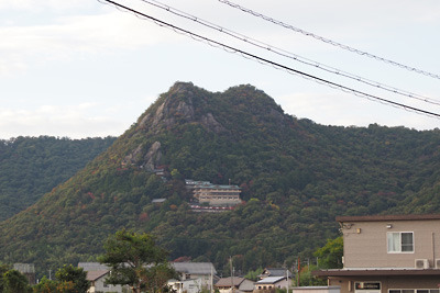 ギャラリー＆カフェ「ecole」前から見た赤神山（太郎坊山）と太郎坊宮