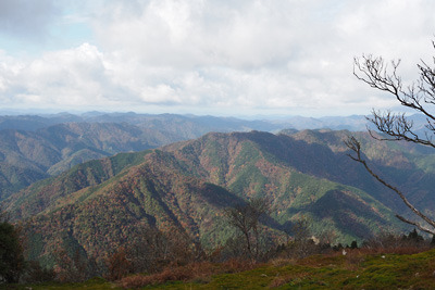 武奈ヶ岳山頂付近から見た、西方は丹波高地の紅葉・黄葉