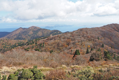 武奈ヶ岳山頂から見た、東方の広谷の天然林や釈迦岳等の紅葉と背後の琵琶湖