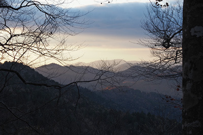 佐々里峠南の尾根上から見た夕空下に続く丹波の山々