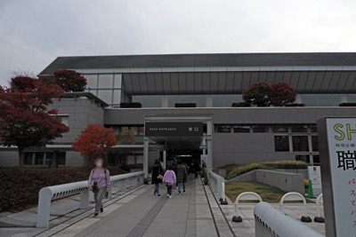 第41回日本盆栽大観展の会場・京都市勧業館「みやこめっせ」とその玄関口